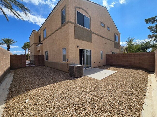 Building Photo - A Fabulous 3 Bedroom Townhouse close to NA...
