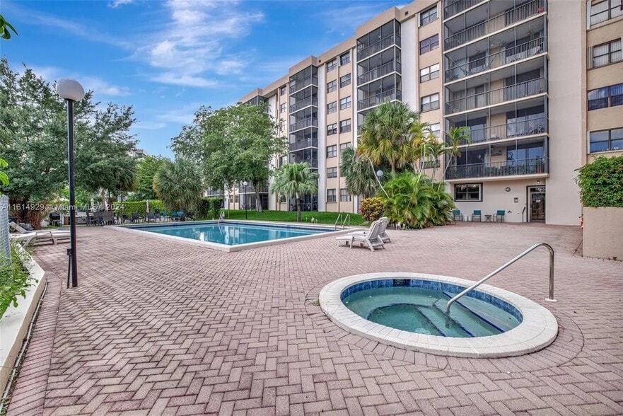 Building Photo - 900 NE 195th St