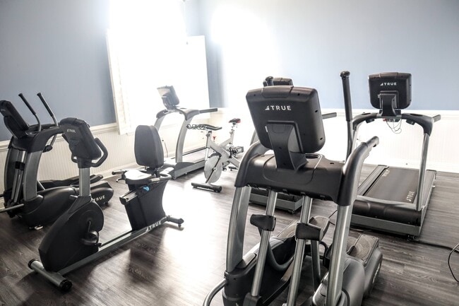 Building Photo - 8226 Green Parrot Rd