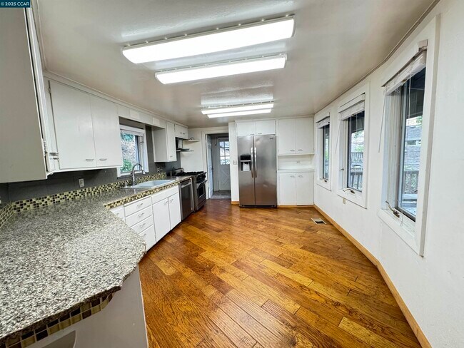 Building Photo - 1139 Sierra Vista Way