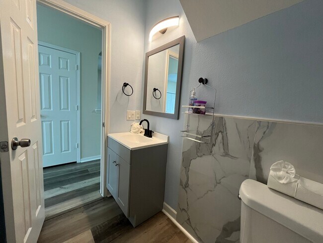 Building Photo - 20702 Settlers Lake Cir N