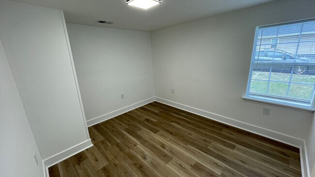 Building Photo - Fully renovated 3 bedroom, 2 bath home. Available now for $1395/month
