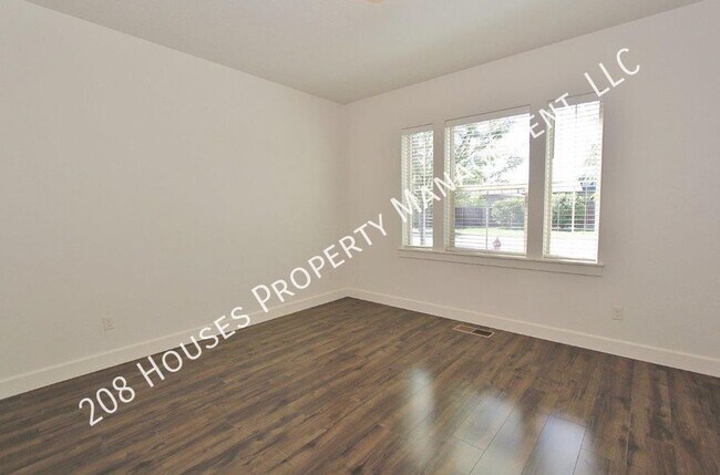 Building Photo - Immaculate Single-Level Home