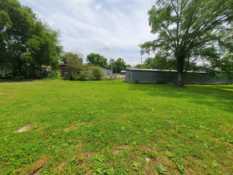 Spacious backyard - 406 Hedgemont Ave
