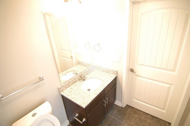 Building Photo - 2 Bedroom in Solo East Condos of Nashville!!