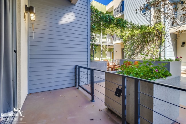 Building Photo - Updated 1Bdm 1Ba Condo with Modern Ameniti...