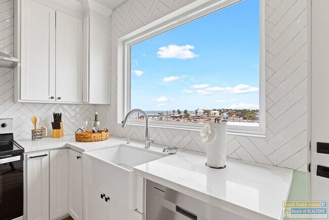 Building Photo - 111 W Sunny Isle Dr