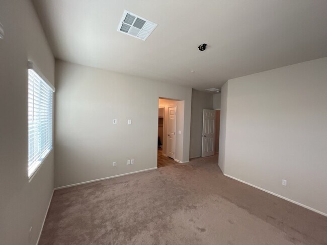 Building Photo - SHORT TERM LEASE,  Beautiful 3 bedroom 3 bathroom townhome.