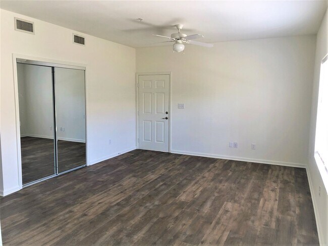 Building Photo - 2/2 Dolphin Villas Condo, Gulf Shores!