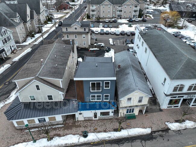 Building Photo - 130 Center St