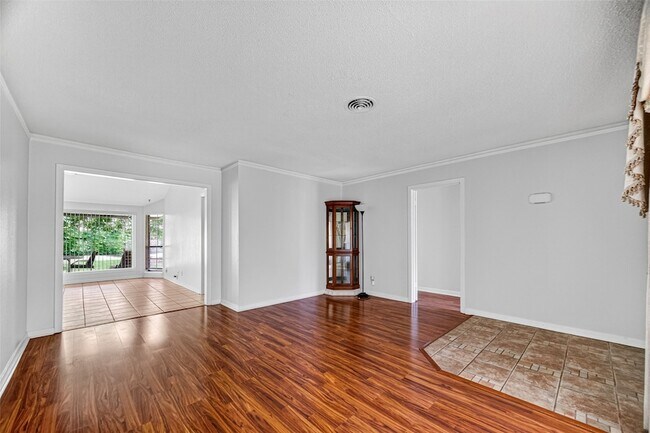 Building Photo - 5114 Beechnut St