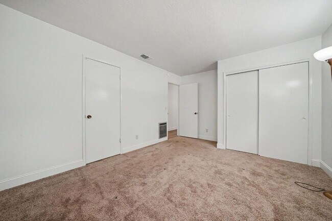 Building Photo - 16932 McKenzie Dr