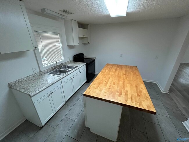 Building Photo - 2910 2nd Ave NW