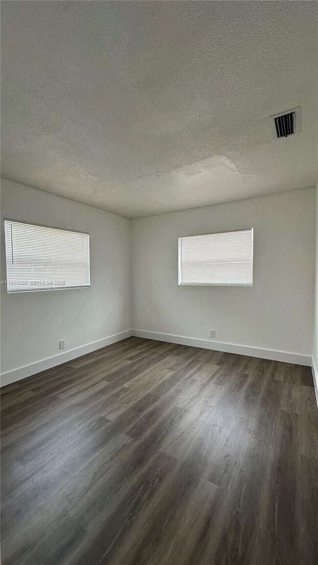 Building Photo - 4011 NE 8th Ave