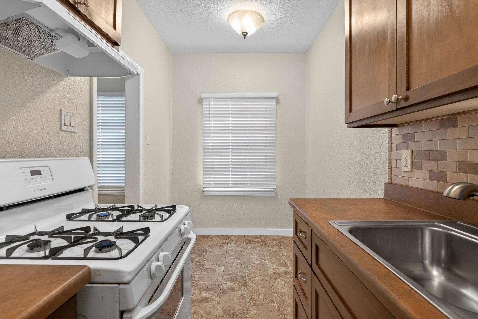 Building Photo - 1324 N Peterson Ave