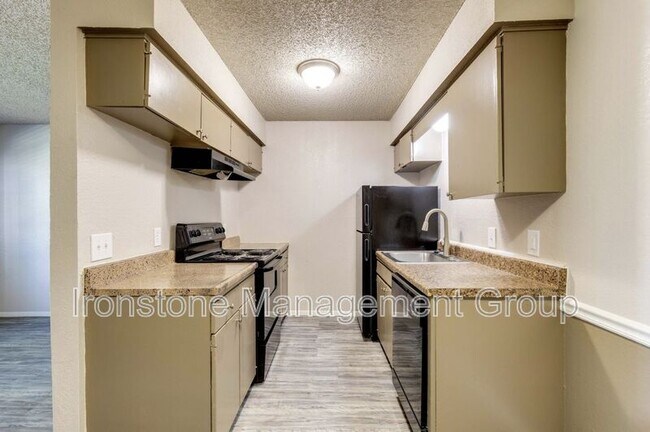 Building Photo - 4659 S Darlington Ave