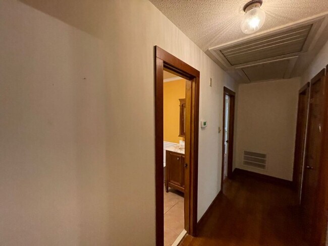 Building Photo - Wonderful ranch with inground pool!
