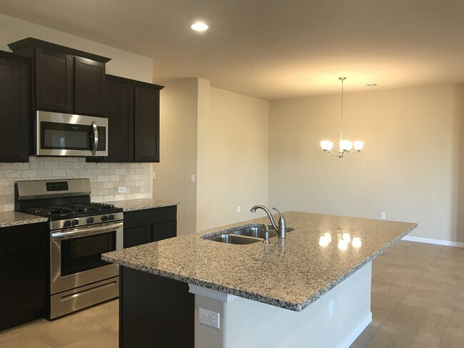 Building Photo - FIVE BEDROOM, THREE BATH 1-STORY HOME