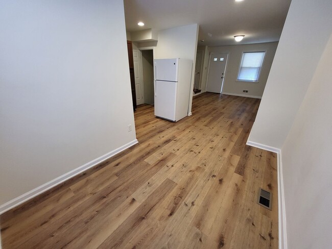 Building Photo - 3 Bed w/ Finished Basement