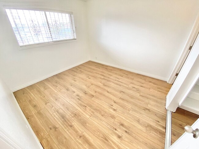Building Photo - ADORABLE 1 BEDROOM 1 BATHROOM CONDO!