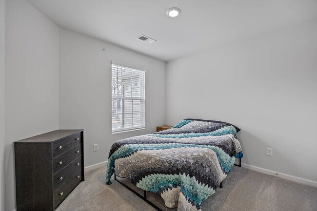 Building Photo - Family Friendly 3 Bedroom Townhome in Pendleton