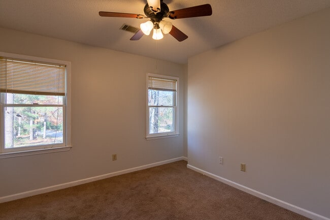 Building Photo - 4135 Knollcrest Cir N