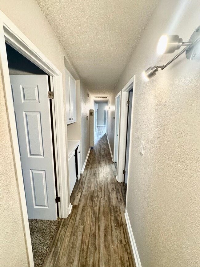 Building Photo - Enchanting Bakersfield property just 10 mi...