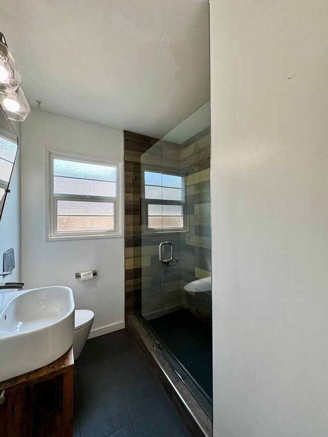 Building Photo - Charming Home Available Now!