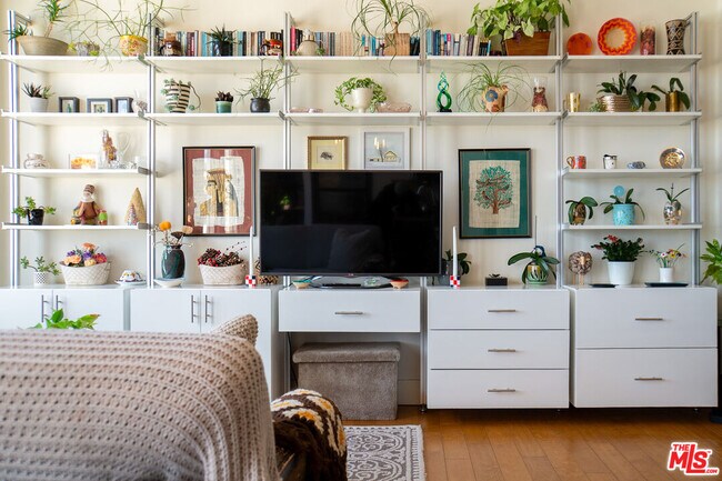 Building Photo - 460 S Spring St