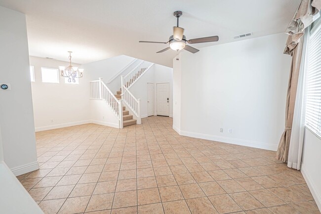 Building Photo - 4 Bedroom Home for Rent in Canyon Country!