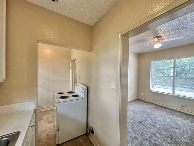 Building Photo - Available Now! Refreshed 1 Bedroom 1 Bath ...