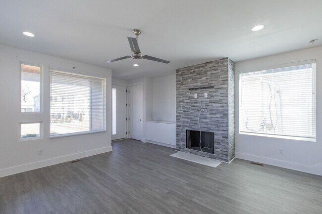 Building Photo - 3 Bed 2.5 Bath Single-Family Urban Home