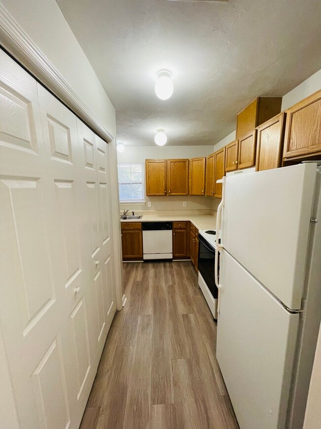 Building Photo - Townhouse off Hartsfield Road-$500 off first months rent!