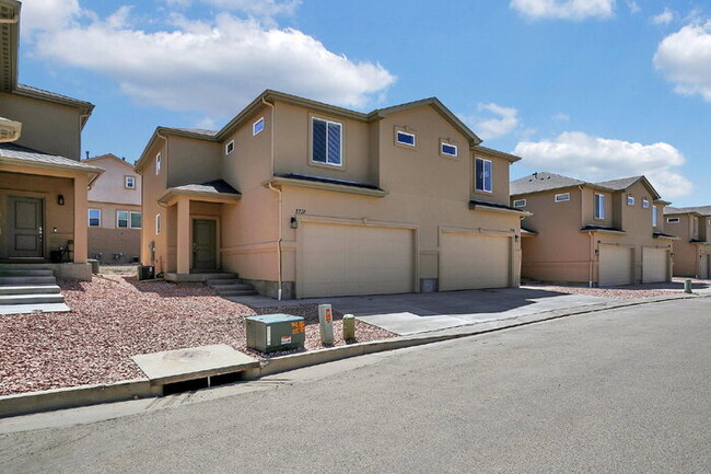 Building Photo - Modern 3-Bedroom Townhome – Conveniently L...