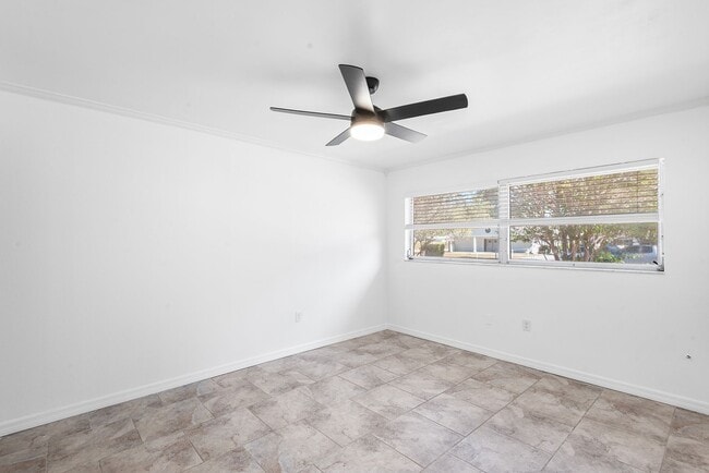 Building Photo - ST PETE APARTMENT FOR RENT!!