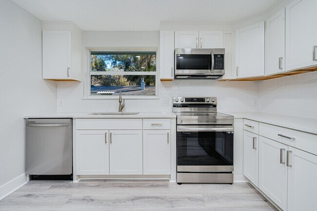 Building Photo - Fully Remodeled 2-Bedroom Home in Prime Or...