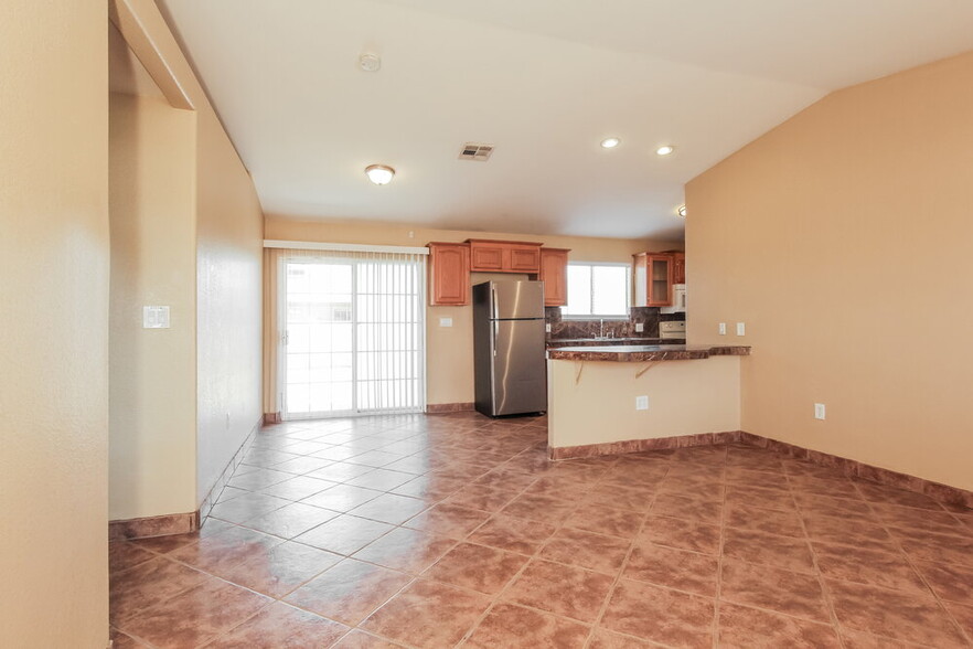 Building Photo - 305 E Gardenia Dr