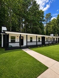 Building Photo - 2112 Valley Oaks Dr SE