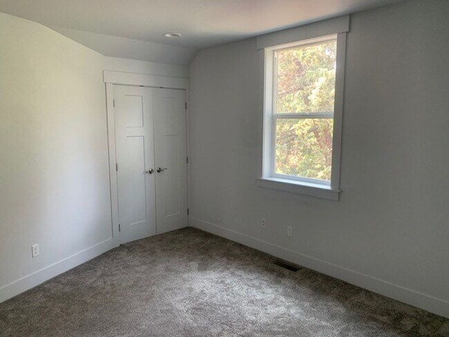 Building Photo - 3 Bed/2.5 Bath Single Family Home in NE Bend
