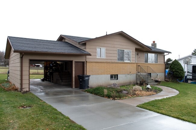 Building Photo - 176 E 200 S