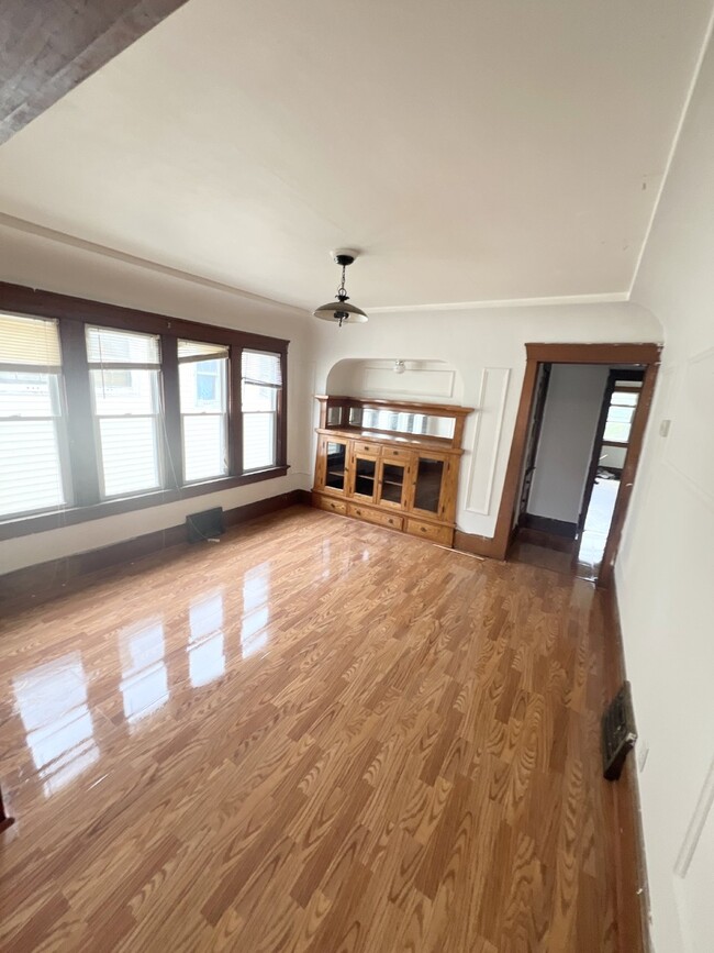 Building Photo - Charming Upper Unit with Modern Amenities ...