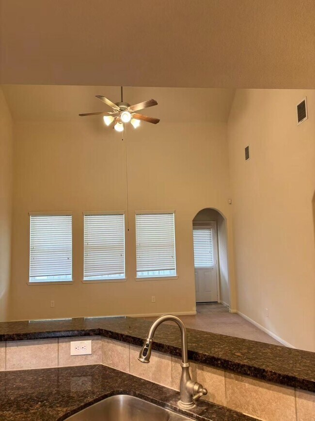 Building Photo - 14246 Dos Palos Dr