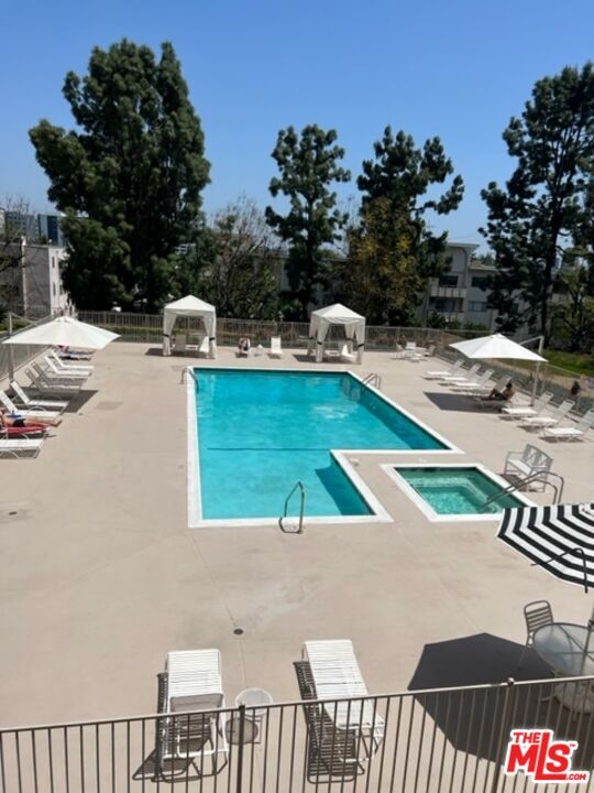 Building Photo - 100 S Doheny Dr