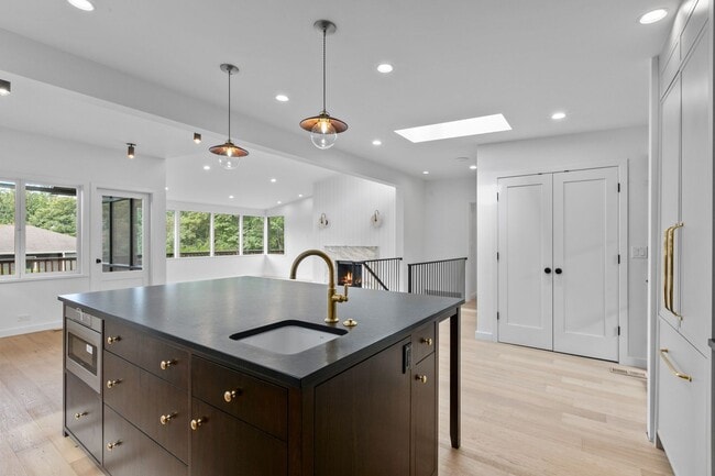 Building Photo - 3bd/2.5ba Seattle House