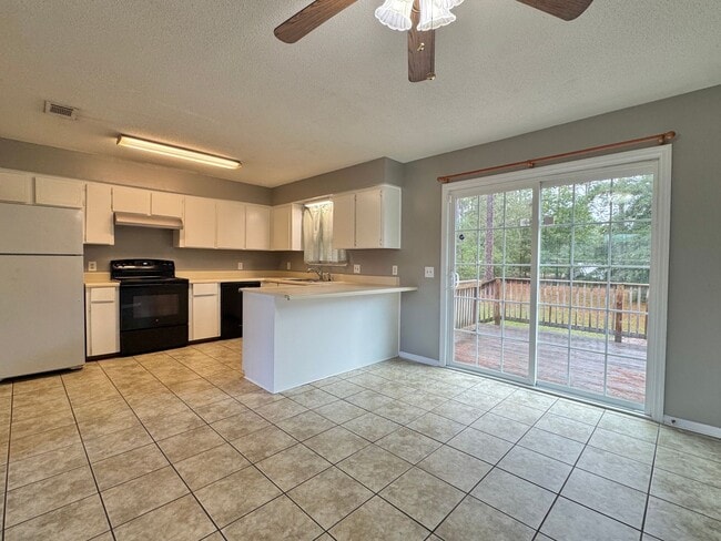 Building Photo - MOVE-IN READY!  [PET FRIENDLY]