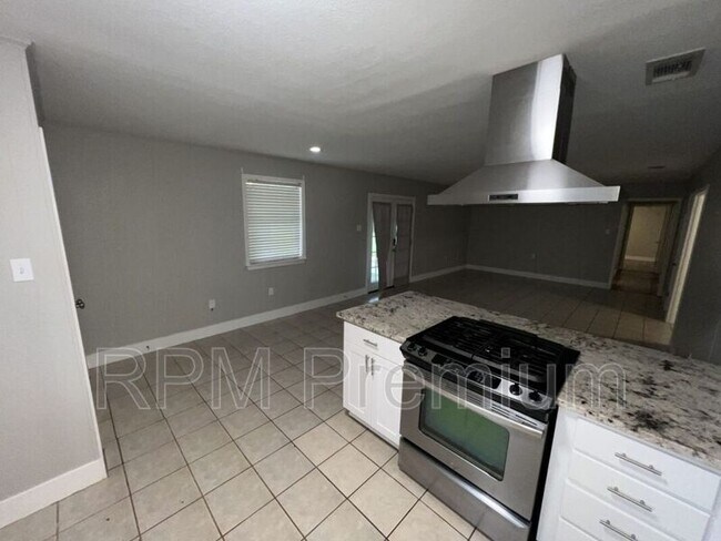Building Photo - 464 Wilton Dr