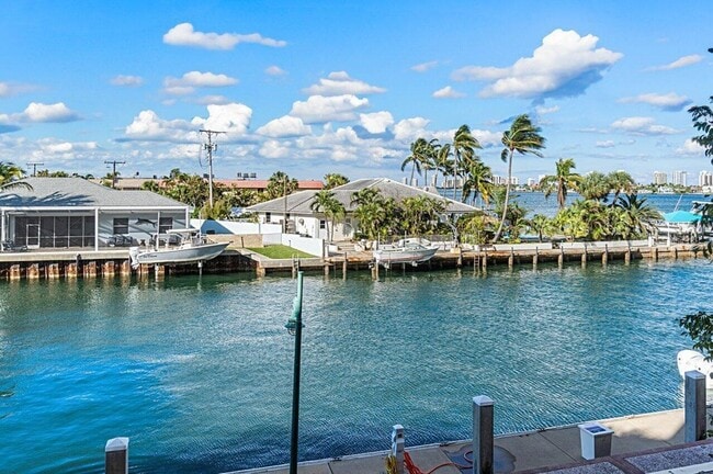 Building Photo - 2650 Lake Shore Dr