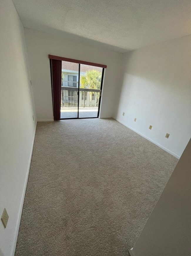 Building Photo - Calusa 403DN