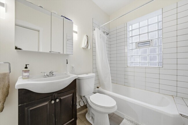 Building Photo - 5212 S Ingleside Ave