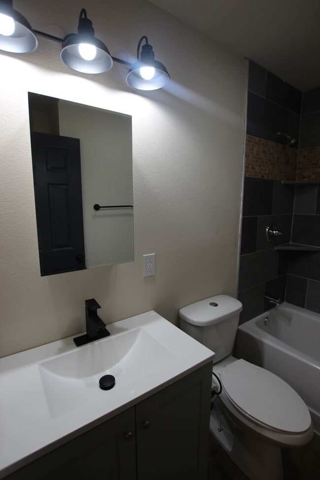 Building Photo - Spur 164 Units